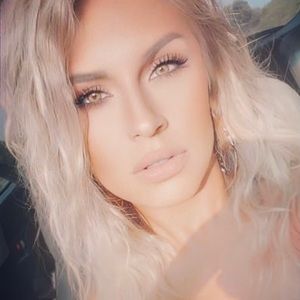 Meet your Posher, Makia